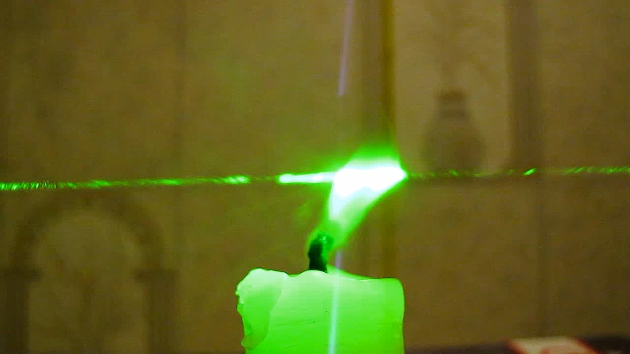 Tyndall effect: laser and candle.  :   