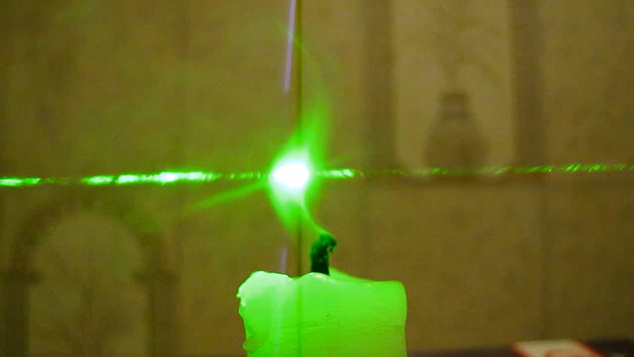 Tyndall effect: laser and candle.  :   