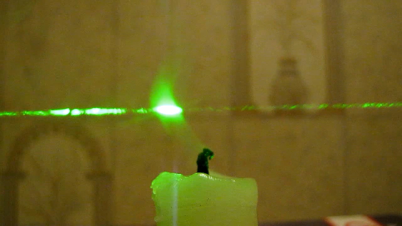 Tyndall effect: laser and candle.  :   