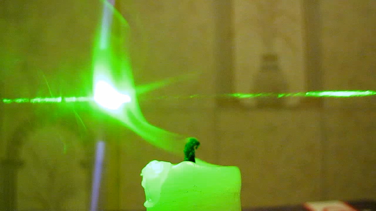 Tyndall effect: laser and candle.  :   