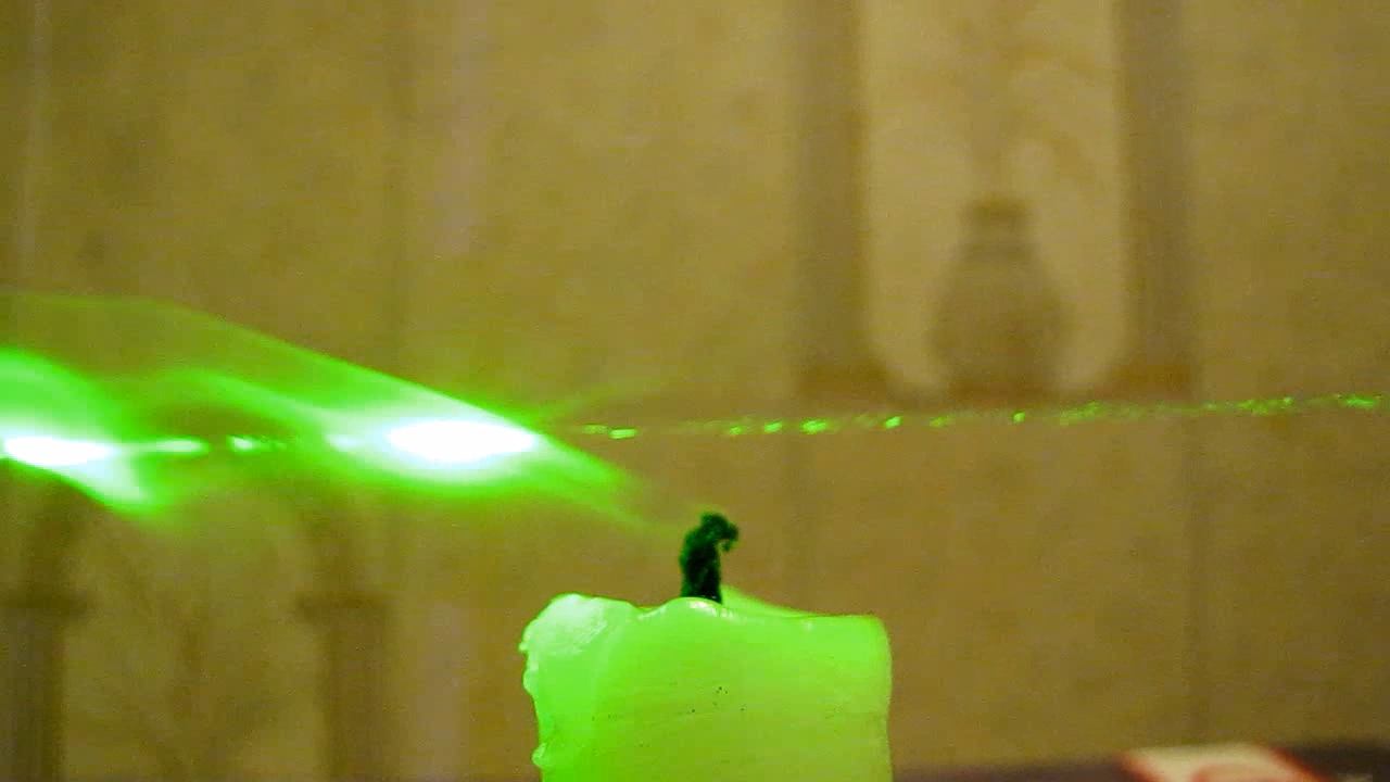 Tyndall effect: laser and candle.  :   