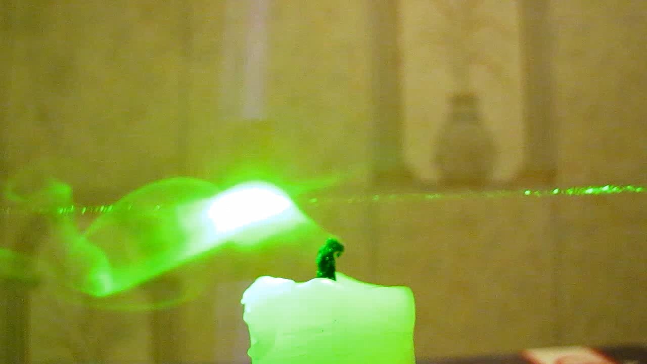 Tyndall effect: laser and candle.  :   