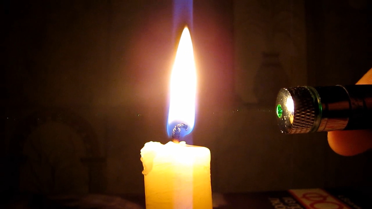 Tyndall effect: laser and candle.  :   