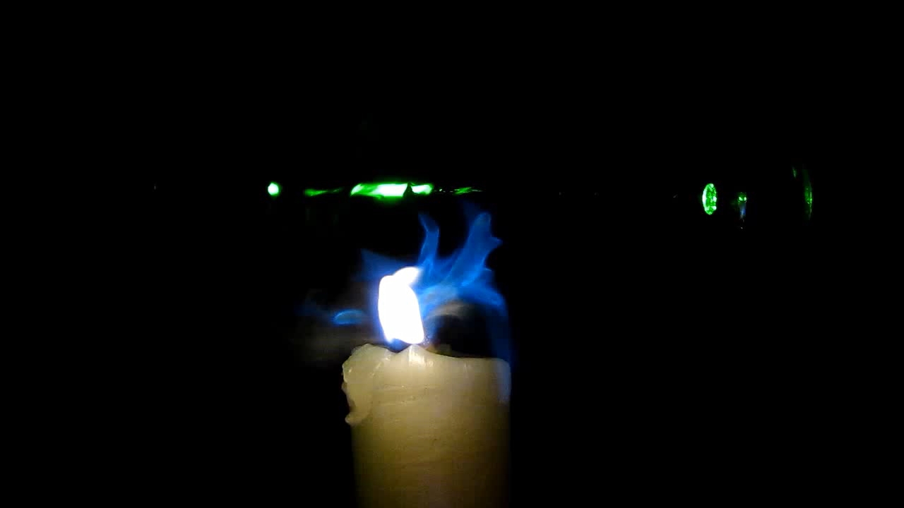 Tyndall effect: laser and candle.  :   