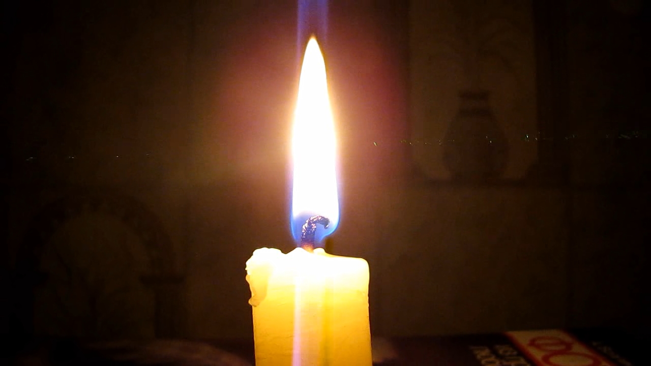 Tyndall effect: laser and candle.  :   