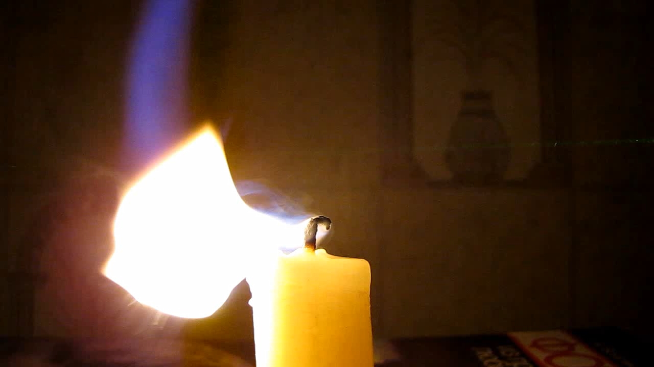 Tyndall effect: laser and candle.  :   