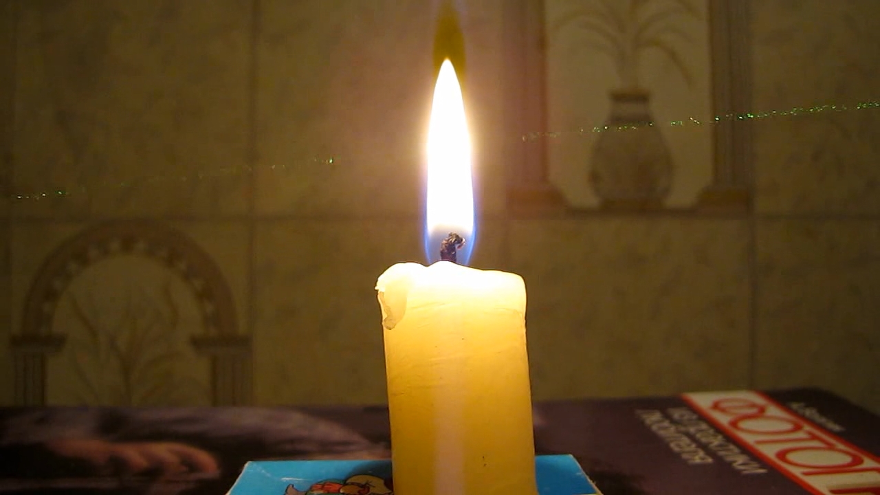 Tyndall effect: laser and candle.  :   