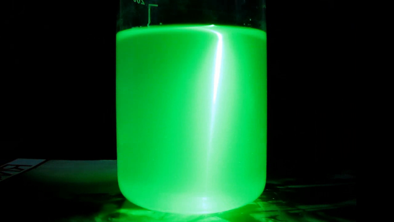 Tyndall effect (solution of aluminium sulphate, technical grade).   (  ,  )