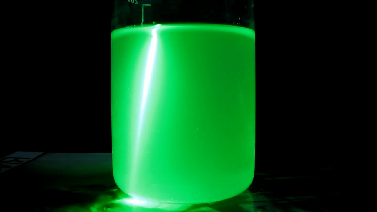 Tyndall effect (solution of aluminium sulphate, technical grade).   (  ,  )