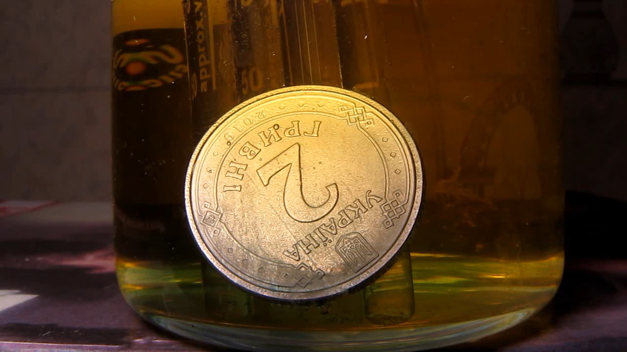 Ukrainian coin of 2 hryvnias, nitric acid and hydrochloric acid.   2 ,     