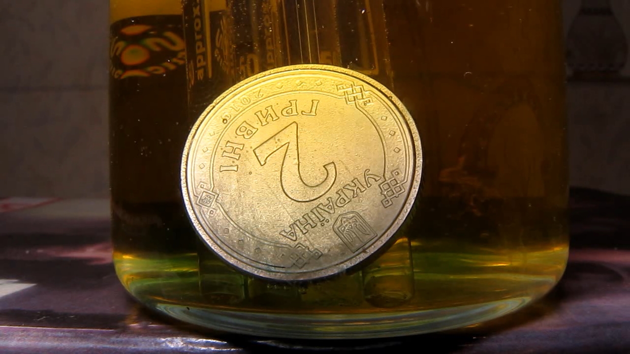 Ukrainian coin of 2 hryvnias, nitric acid and hydrochloric acid.   2 ,     