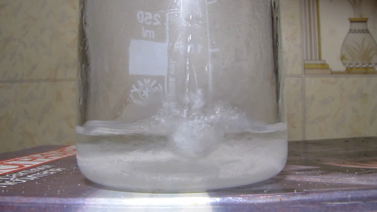 Reaction of nitric acid and potassium hydroxide (concentrated solutions).       ( )