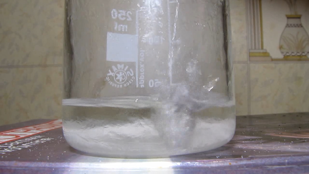 Reaction of nitric acid and potassium hydroxide (concentrated solutions).       ( )