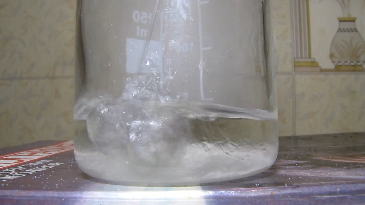 Reaction of nitric acid and potassium hydroxide (concentrated solutions).       ( )