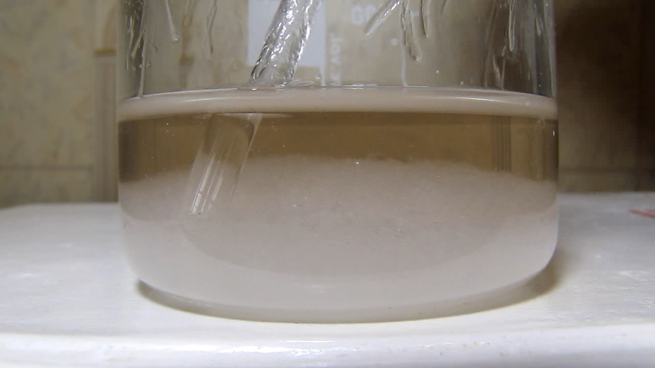 Reaction of nitric acid and potassium hydroxide (concentrated solutions).       ( )