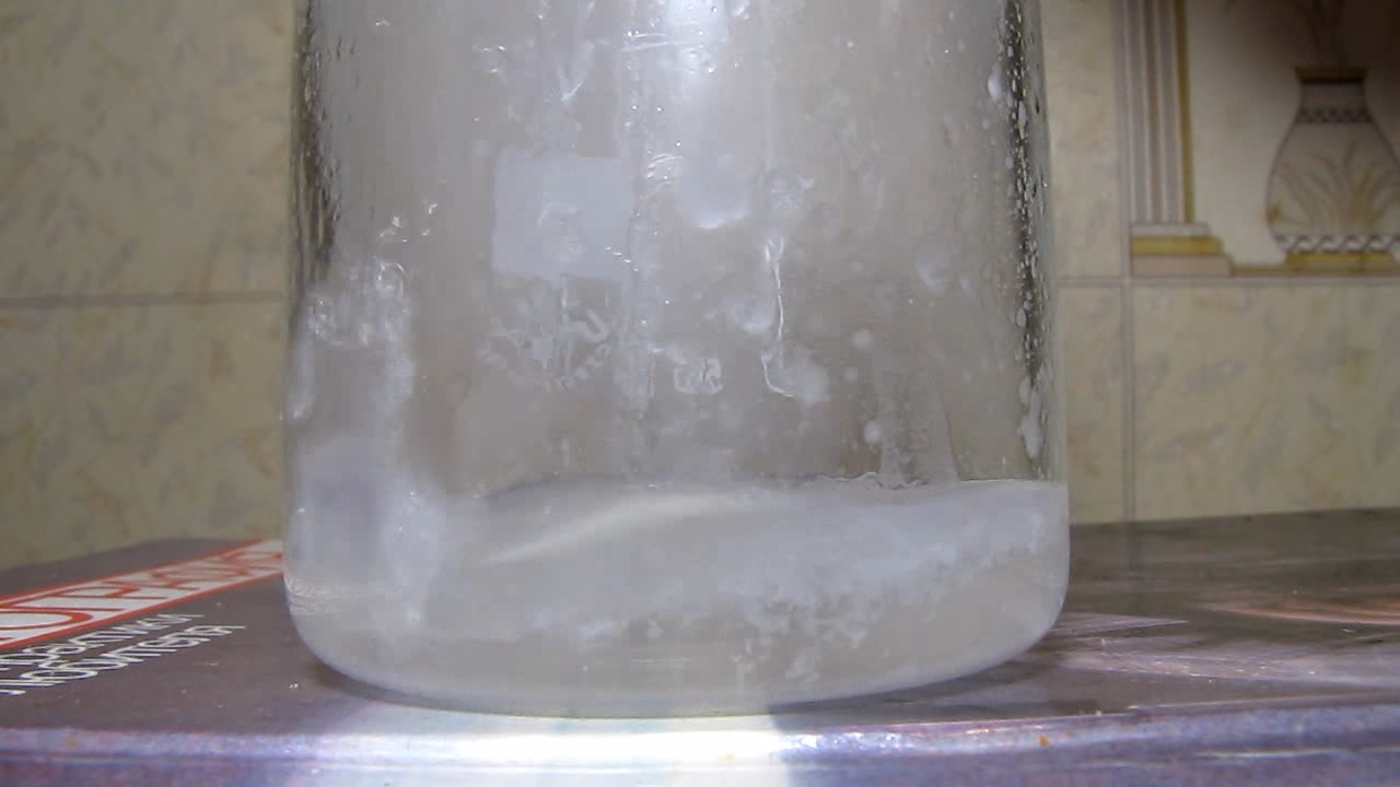 Reaction of nitric acid and potassium hydroxide (concentrated solutions).       ( )