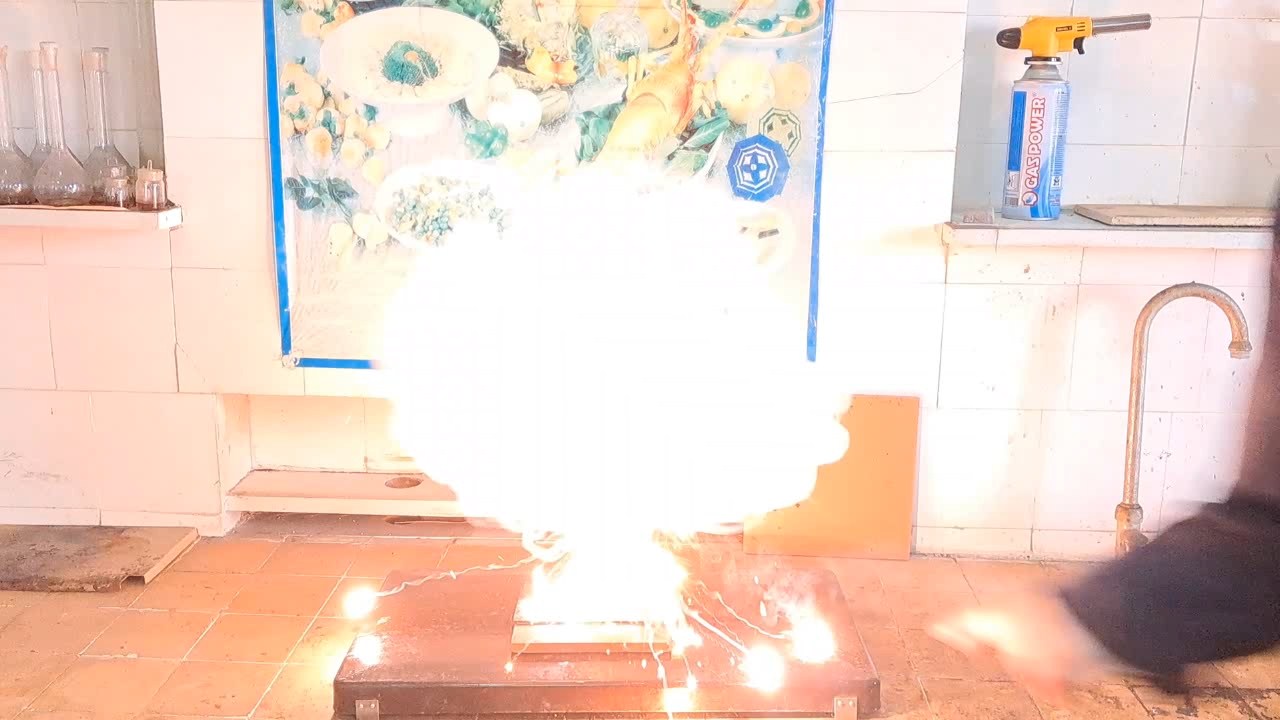 Aluminium and ammonium perchlorate