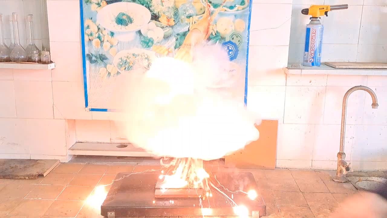 Aluminium and ammonium perchlorate