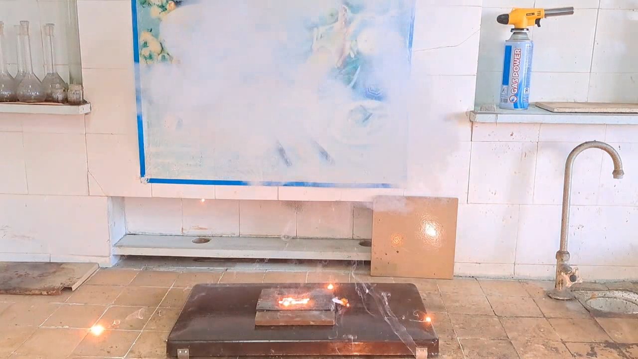Aluminium and ammonium perchlorate