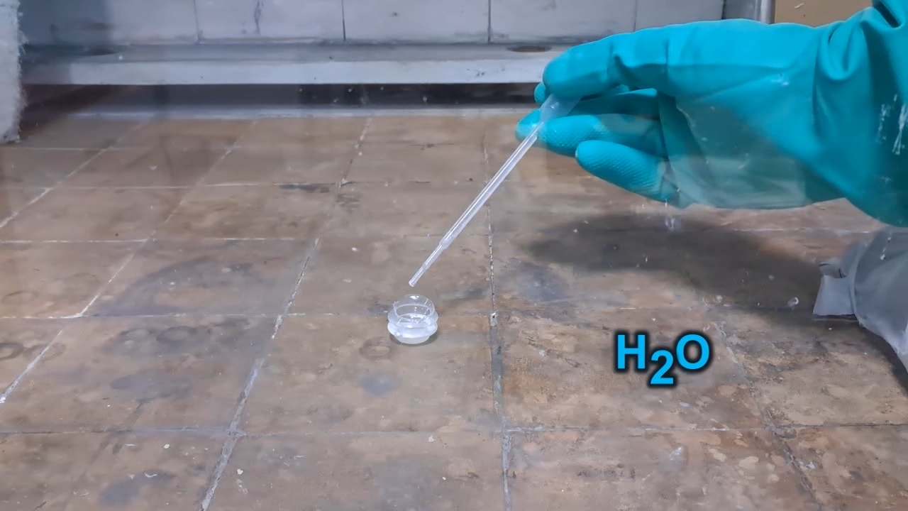 HMTD (Hexamethylene Triperoxide Diamine) and Concentrated Sulfuric Acid: Does an Explosive Reaction Occur?