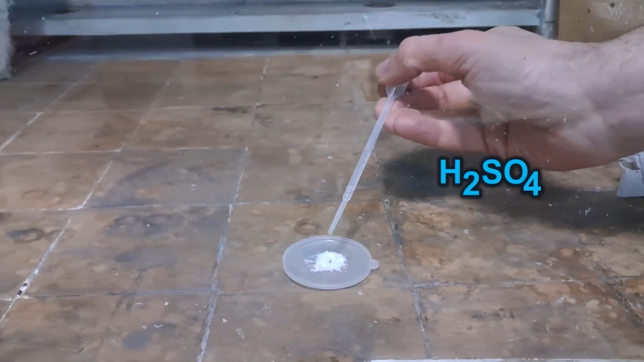 HMTD (Hexamethylene Triperoxide Diamine) and Concentrated Sulfuric Acid: Does an Explosive Reaction Occur?