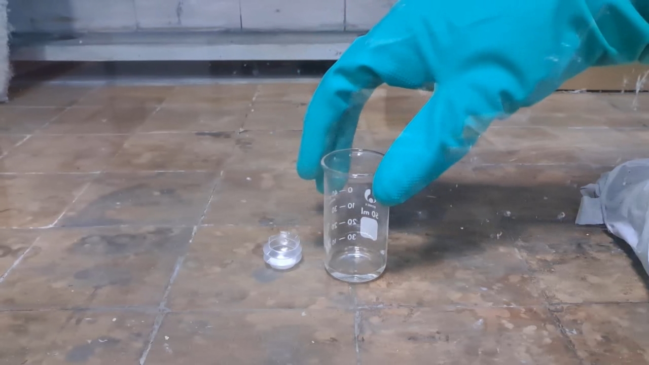HMTD (Hexamethylene Triperoxide Diamine) and Concentrated Sulfuric Acid: Does an Explosive Reaction Occur?