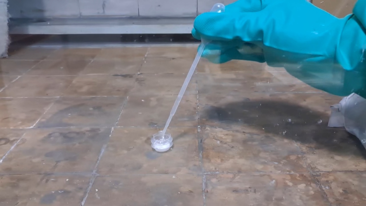 HMTD (Hexamethylene Triperoxide Diamine) and Concentrated Sulfuric Acid: Does an Explosive Reaction Occur?