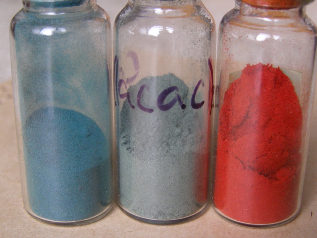 Ацетилацетонаты кобальта и железа (красный). Используются для получения кластеров металлов