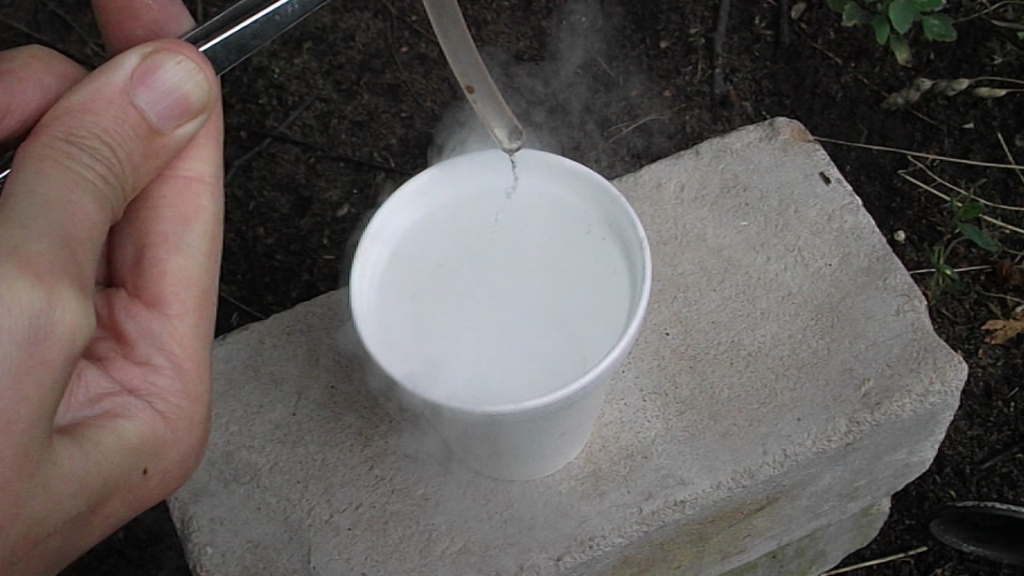 Сжиженный газ из баллончика (пропан, изобутан, бутан)