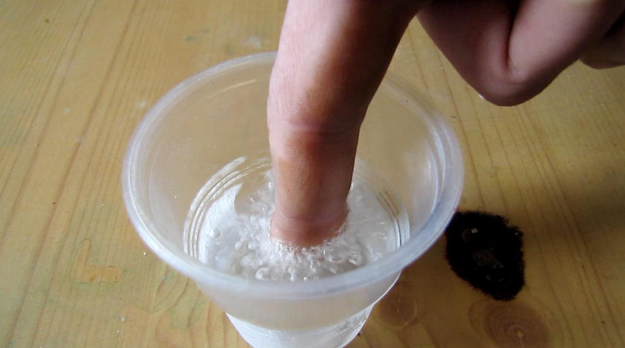 Жидкая пропан-бутановая смесь и палец
