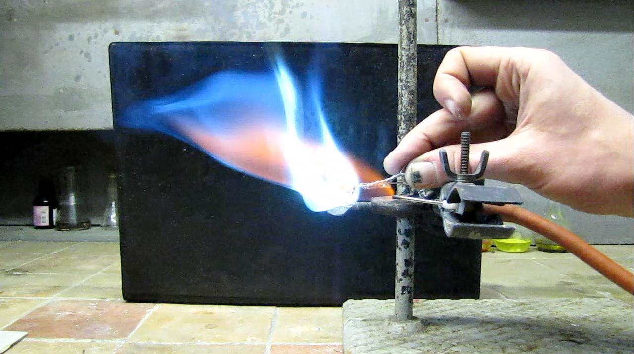 Горение цинка в пламени водорода 