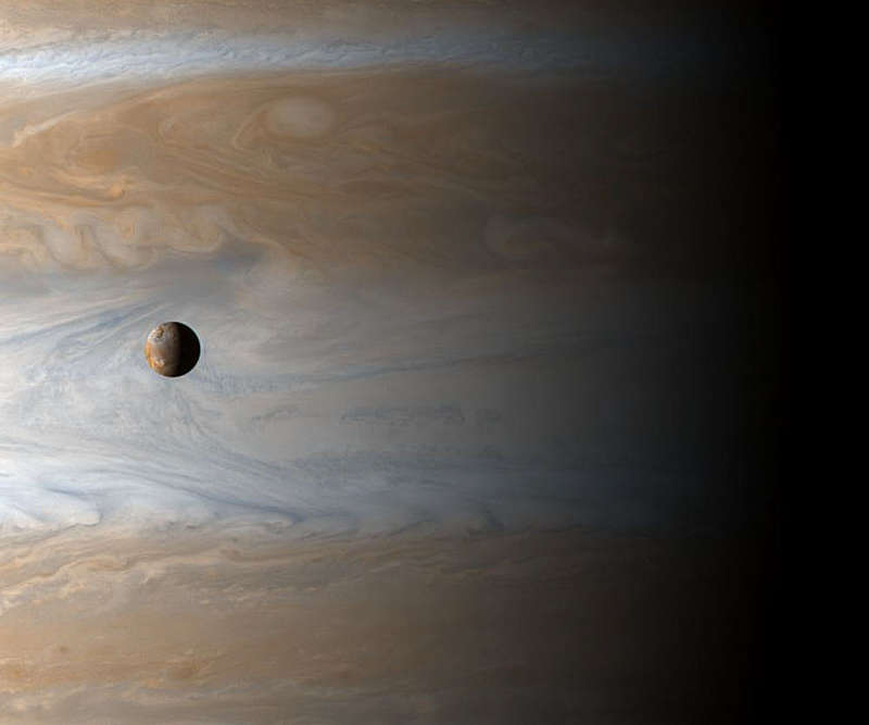 Спутник Ио на фоне Юпитера