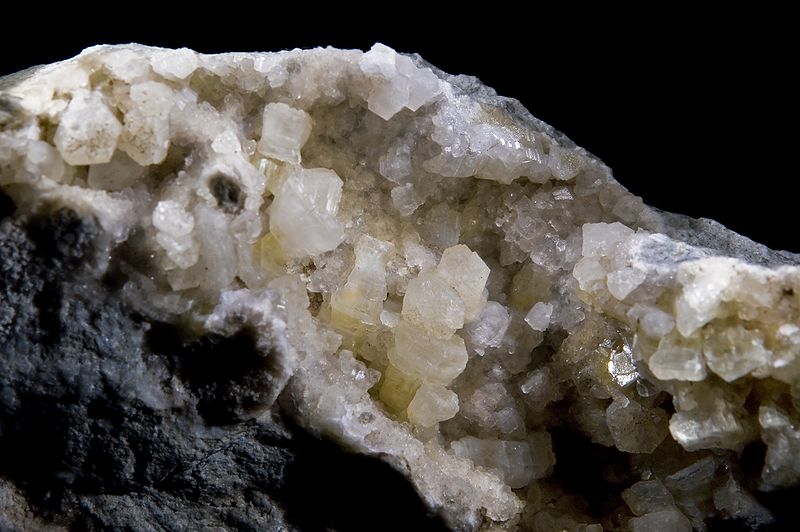  (Weloganite) Na2(Sr,Ca)3Zr(CO3)63H2O