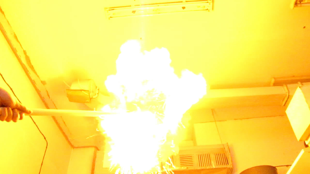 Взрыв воздушного шарика с гремучим газом