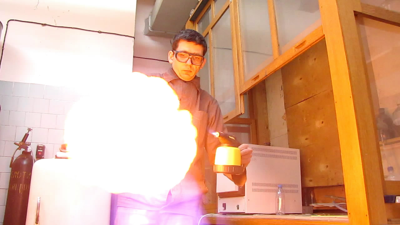 Взрыв воздушного шарика с гремучим газом