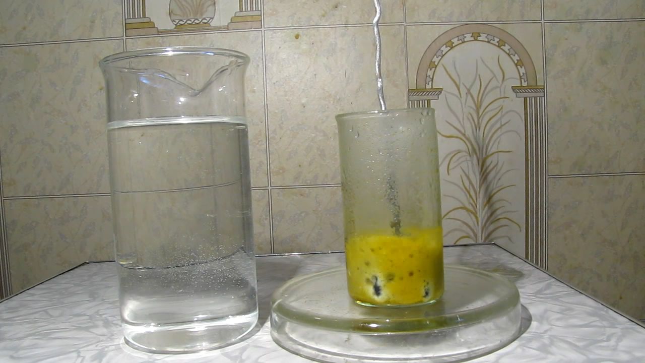 Осаждение металлического железа из раствора хлорида железа (III). The precipitation of metallic iron from a solution of iron (III) chloride