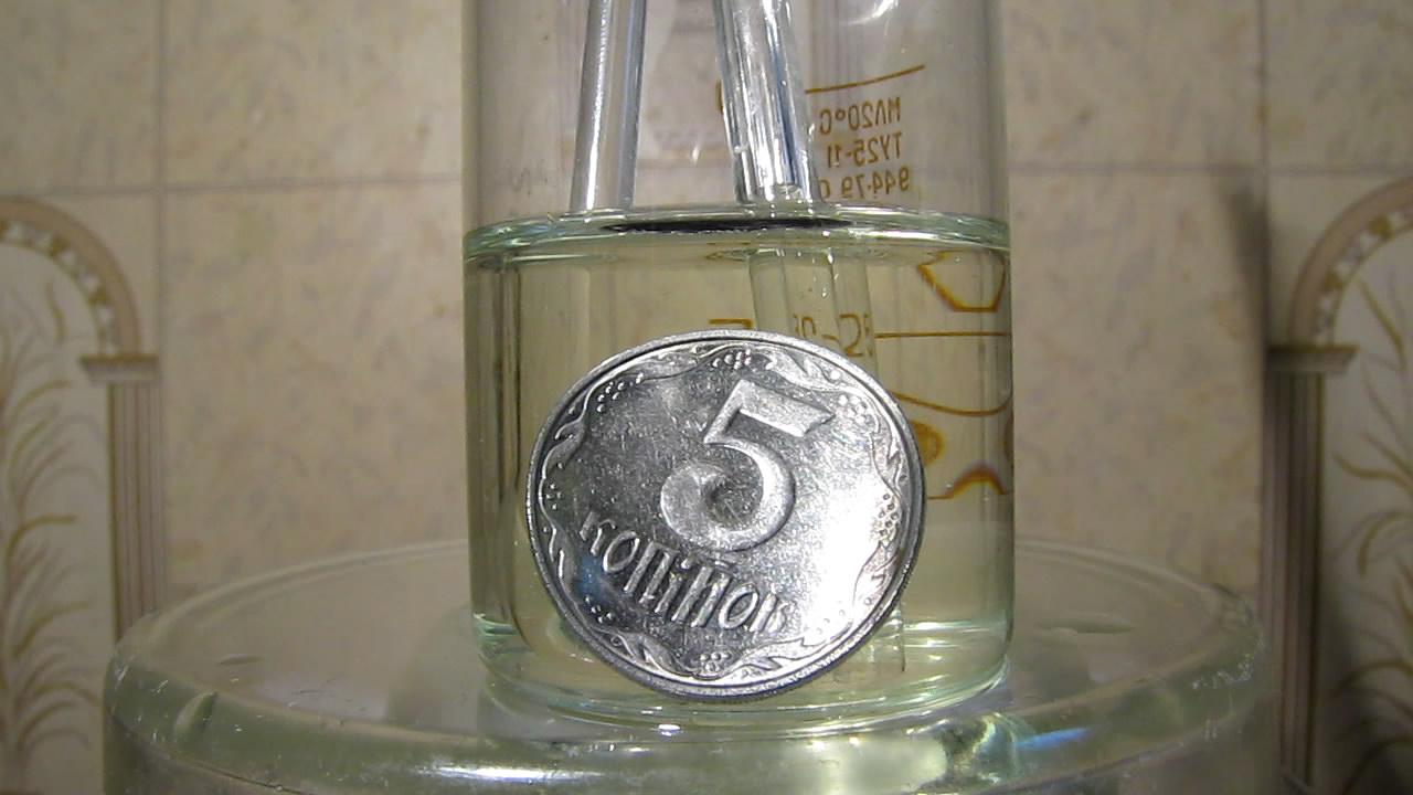   5    . Ukrainian coin of 5 kopecks (stainless steel) and hydrochloric acid