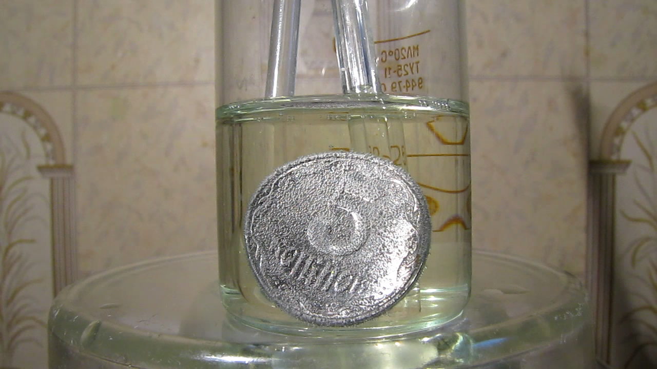   5    . Ukrainian coin of 5 kopecks (stainless steel) and hydrochloric acid