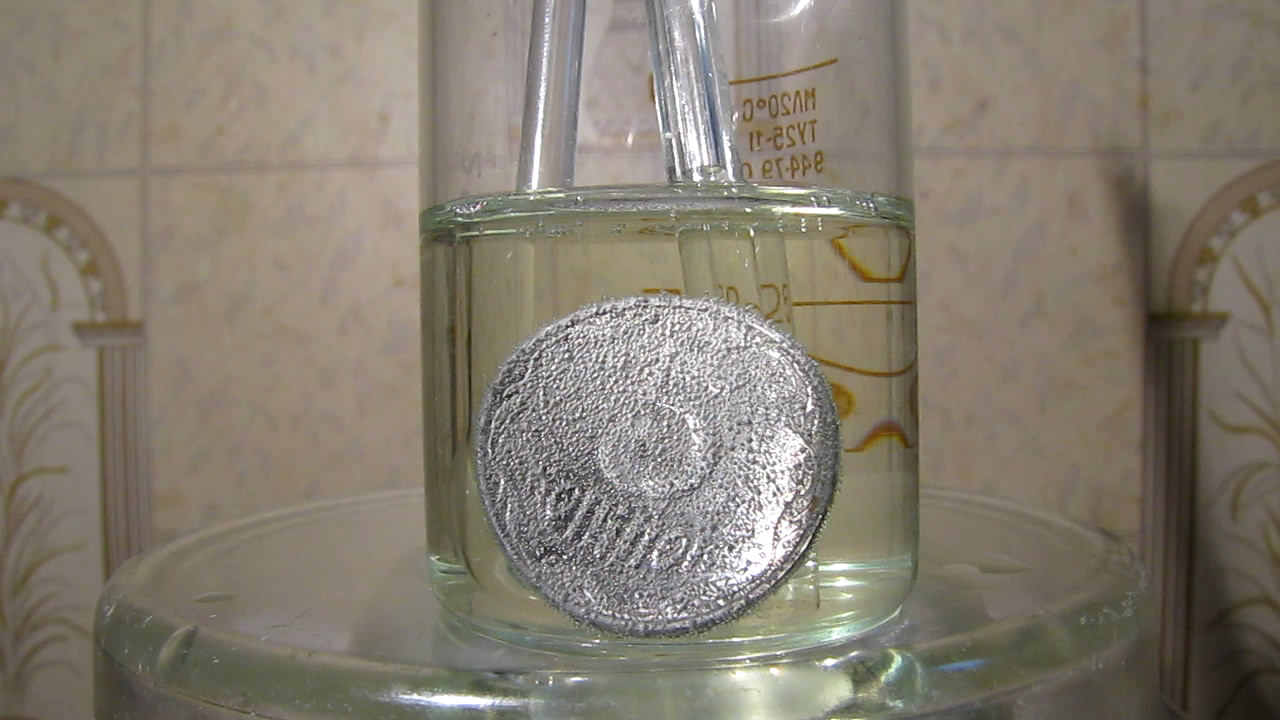   5    . Ukrainian coin of 5 kopecks (stainless steel) and hydrochloric acid