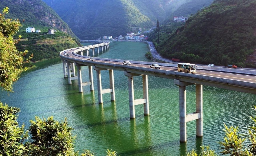    :  ,   ,    <br> Bridge was built along river in China