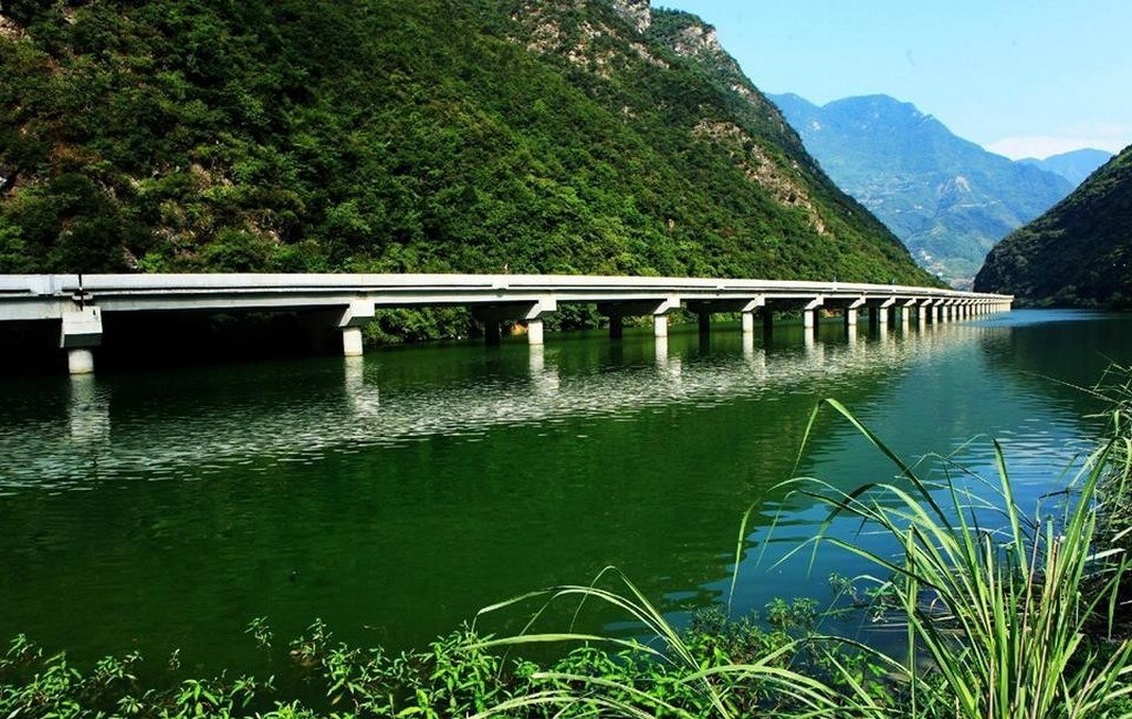    :  ,   ,    <br> Bridge was built along river in China