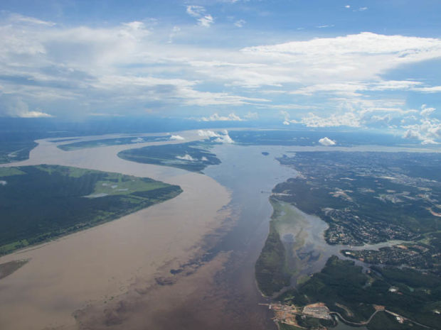  -    (, ). Confluence of Rio Negro and Amazon River (Manaus, Brasil)