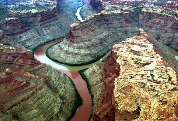       (). Confluence of Green river and Colorado river (Utah)