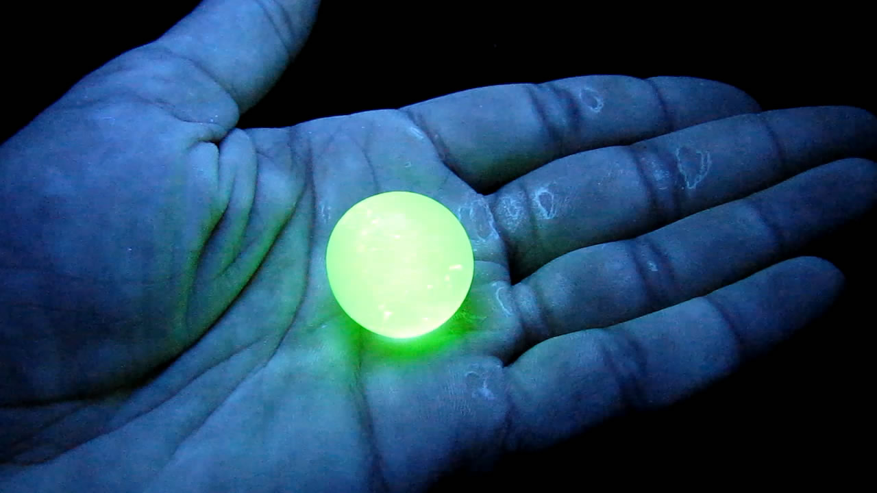     . Uranium glass under ultraviolet light