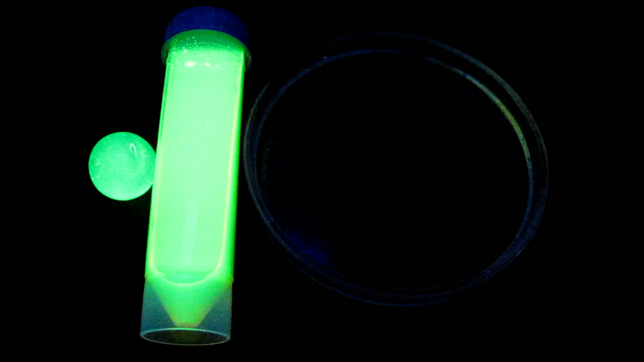  ,  ,    . Uranium glass, uranyl nitrate, fluorescein and black light lamp (ultraviolet light)