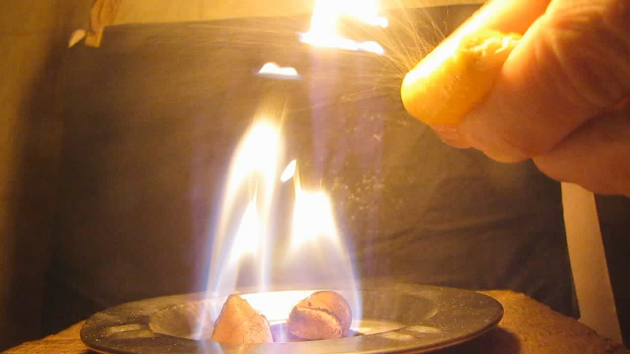   (   ). Fire-hazardous fruit (orange peel and fire)