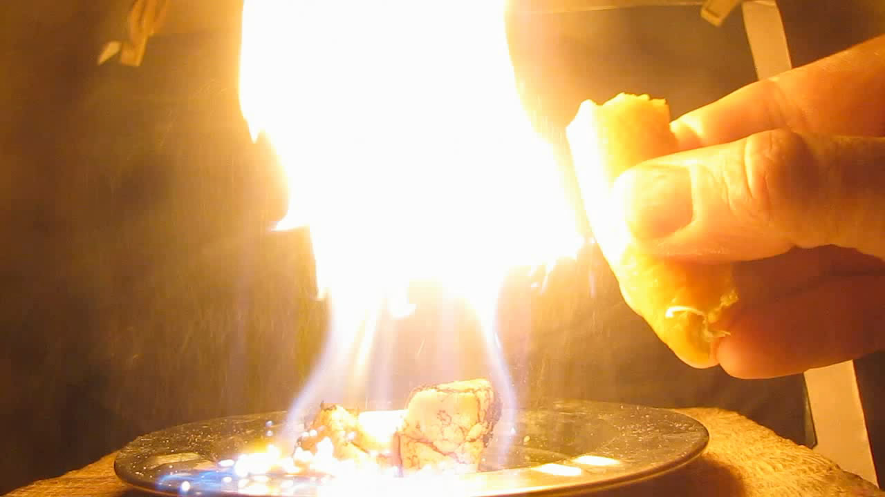   (   ). Fire-hazardous fruit (orange peel and fire)