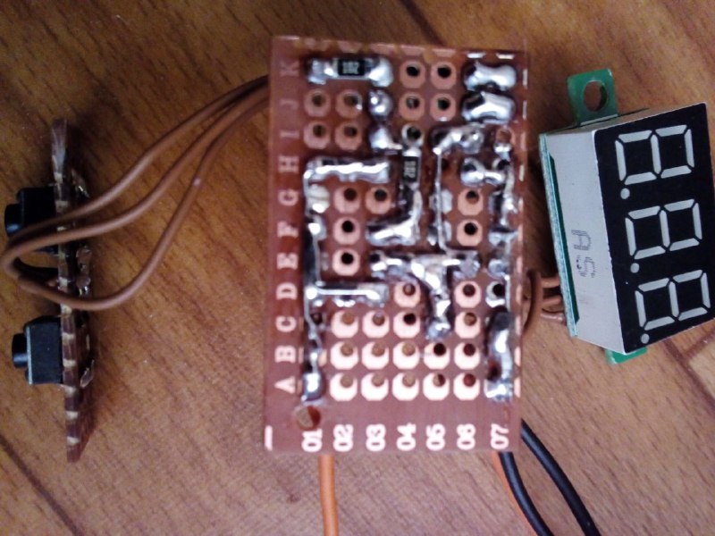     PIC12F675  -    1      / PIC12F675 microcontroller-based voltage regulator