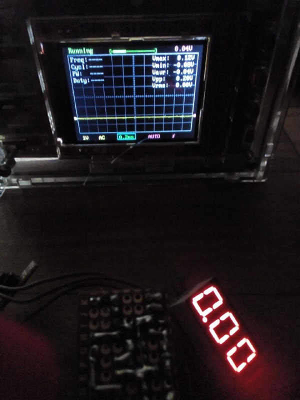     PIC12F675  -    1      / PIC12F675 microcontroller-based voltage regulator