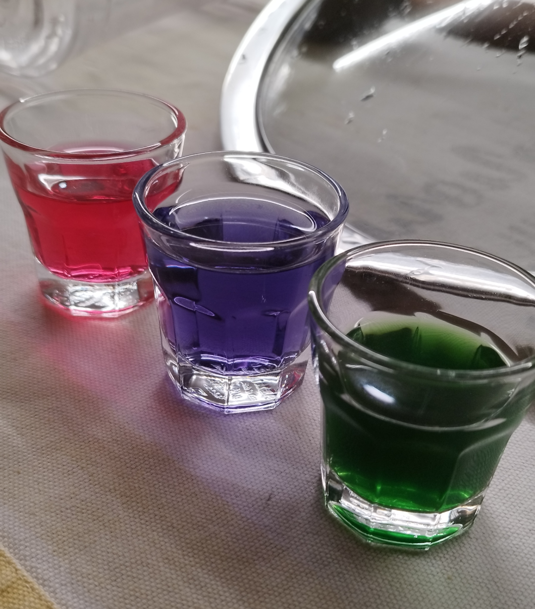 Red cabbage juice at different pH (home experiment)